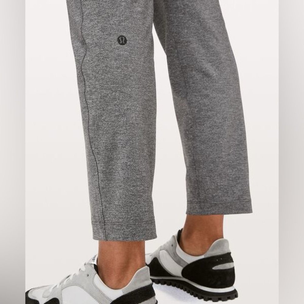 Lululemon on the fly pants size 6 - Picture 5 of 7